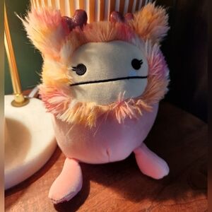 SQUISHMALLOWS Capprine Valentines Yeti